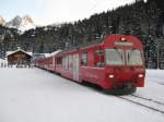 BDt 1757 mit Leermaterialzug Preda-Bergn in Preda. Nachdem der Schlittelzug die schlittler an den Ausganspnkt der Schlittelbahn gebracht hat, fhrt er leer zurck, um das gleiche nocheinmal zu machen, 28.12.2011.