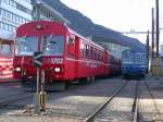 Chur Bahnhofplatz Arosabahn alte Geleise am 25.11.2004  Steuerwagen 1702(rot) und 1703(Arosaexpress)