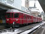 Regionalzug mit Steuerwagen 1722 nach Filisur wartet auf die Abfahrt in Davos Platz.