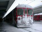 Vom Winter gezeichneter Steuerwagen am Regionalzug nach Filisur in Davos Platz am 15.02.2005.
