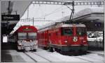 R1917 aus Scuol-Tarasp nach Pontresina ist in Samedan eingetroffen. Nebean wartet Schlittelzug 850 nach Bergün mit der Ge 4/4 II 614  Schiers . (05.02.2014)