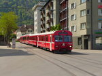  Straßenbahn  mit Anhang. Auf dem ersten Teil seiner Fahrt schlängelt sich R 1437 (Chur - Arosa) mit ABe 8/12 3503  Carlo Janka  und BDt 1722 wie eine Straßenbahn durch Chur.
Chur, 08. Mai 2016