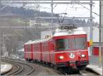Be 4/4 512 als R 1552 aus Thusis fhrt in Chur West ein. Ich stehe hier nicht auf dem Geleise, wie man meinen knnte, sondern auf dem Bahnsteig. (02.04.2008)