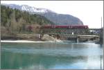 Viermal pro Stunde berquert ein Be 4/4 Pendel den Hinterrhein bei Reichenau-Tamins. Dahinter ist die Behelfsbrcke der N13 zu sehen, die wegen einer Brckensanierung gebaut wurde. (05.04.2008)