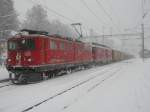 Ge6/6II 701 am 17.2.09 mit einem langen Gterzug mit ABe4/4III 54 in Filisur.