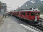 Hier ein Bernina Express nach Chur, beim Halt am 24.7.2009 in Ospizios Bernina.