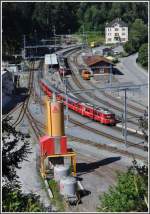 Die S2 1554 und 1551 begegnen sich in Reichenau-Tamins. (26.06.2011)