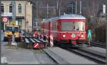 Fr die neue Strassenunterfhrung in Malans werden in Krze zwei Hilfsbrcken eingebaut. S1 1525 nach Rhzns mit Steuerwagen 1711 fhrt ein. (30.11.2011)