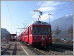 Be 4/4 516 schiebt den Regionalzug nach Thusis und hlt in Ems Werk. (01.02.2007)