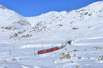 ABe 4/4 III 52 + ABe 4/4 III 54 mit einem Kran am 12.11.2016 bei Bernina Lagalb.