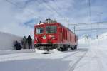 Ich interessierte mich für die RhB Gem 4/4 802  Murmeltier , während sich diese zwei Fotographen für das RhB Krokodil 
Ge 4/4 182 interessierten. Ospizio Bernina 08.02.2014