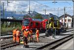 ABe 4/16 3112 Capricorn und Zweiwegbagger in Landquart.Krampen ist auch heute noch teilweise Handarbeit. (09.09.2019)