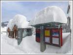 Ich frage mich, wieviel Schnee vertragen die Glasdcher der neuen Infostelen der RhB wie hier in Litzirti.