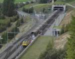 Autoverlad Vereina - Kurz nach dem Ende des 19 km langen Vereinatunnels endet die Fahrt des Autoverladezuges auf Engadiner Seite in Sagliains.