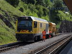 Die Schalker Diesellok 23403 steht in Filisur mit einem Schotterwagen und wartet die stündliche Kreuzung ab.