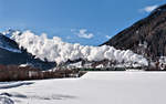 Die RhB Dampflok   G 4/5 Nr.108 verlässt mit dem Engadin Winterdampfzug den Ort Zernez.Bild 4.2.2018