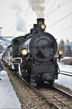 RhB Dampffahrt ins Surselva: RhB G 4/5 107  Albula  beim Halt mit dem Dampfextrazug 2723 von Landquart - Disentis-Mustér im Bahnhof Trun.