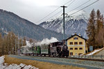 Die RhB Dampflokomotive G 3/4 11 Heidi dampft auf Ihrer Sonderzugsfahrt mit den Helfern Lok 11 Club 1889 in Cinous-chel bergwärts vorüber.Bild vom 2.4.2016