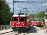 Ausfahrender Zug nach Arosa mit Ge 4/4 II 623  Bonaduz  und Steuerwagen 1701, daneben abgestellte Zuggarnitur mit Ge 4/4 II 628  S-chanf  und Steuerwagen 1702.