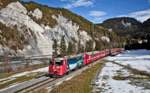 Die Ge 4/4 II 615 fährt mit einem Re von Chur kommend nach Disentis durch die Rheinschlucht.Bild vom 22.2.2017