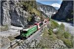 GlacierExpress 903 mit Ge 4/4 II 621  Felsberg  am Eingang zum Val Pintrun.