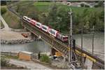 GlacierExpress 902 mit Ge 4/4 II 627  Reichenau-Tamins  auf der Hinterrheinbrücke bei Reichenau-Tamins.