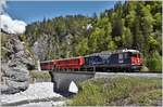 RE1749 mit Ge 4/4 II 627  Reichenau-Tamins  überquert den Flembach am Eingang zum Val Pintrun zwischen Trin und Versam-Safien.