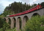 Der erste Zug des Tages, welcher die Albulabahn von Süden her befährt, ist der R 1110 (Samedan - Chur), der Filisur um 05:54 verlassen hat und sich nun auf dem Schmittentobel-Viadukt