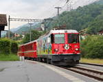 Die neu gestaltete Login-Werbelok Ge 4/4 II 611  Landquart  erreicht mit dem RE1732 (Disentis/Muster - Scuol-Tarasp) den Bahnhof von Tavanasa-Breil/Brigels.