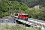 GlacierExpress 902 mit der Ge 4/4 II 626  Malans  auf der Carrerabachbrücke zwischen Valendas-Sagogn und Versam-Safien.