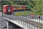 RE1741 mit Ge 4/4 II 621  Felsberg  hat soeben die beim Gewitter der Vornacht teilweise überflutete Carrerabachbrücke überquert.