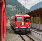 Im Bahnhof Malans wartet Ge 4/4 II 614  Schiers  mit der defekten Ge 4/4 II 621  Felsberg  am Haken die Kreuzung ab.