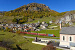 Ge 4/4 II 617 mit einem Regio am 15.10.2017 bei Ardez. 