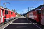 RE1233 nach Scuol-Tarasp mit Ge 4/4 II 626  Malans  trifft in Sagliains auf den R1933 nach Pontresina mit der Ge 4/4 II 618  Bergün/Bravuogn . (31.10.2017) 