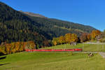 Ge 4/4 II 625 mit einem Engadin Star am 15.10.2017 bei Klosters Dorf.