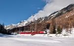 Die RhB Ge 4/4 II 619 fährt in Bever mit einem R nach St.Moritz vorüber.Bild 9.11.2017