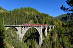 Ge 4/4 II 615 mit einem Regio am 05.10.2017 bei Davos Wiesen.