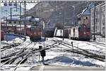 R1948 mit Ge 4/4 II 622  Arosa  aus Pontresina erreicht Samedan, währenddem rechts der Strecke nach St.Moritz die Ge 4/4 II 614  Schiers  und 618  Bergün/Bravuogn  abgestellt sind.