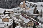 RE1240 mit Ge 4/4 II 632  Zizers  nach Disentis beim Halt in  Ardez.