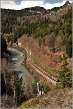 RE1736 mit der Ge 4/4 II 629  Tiefencastel  hat soeben den Dabbi Tunnel verlassen und folgt dem Vorderrhein nach Reichenau-Tamins.