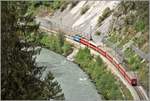 RE1733 mit der Ge 4/4 II 619  Samedan  unterhalb der Ruine Wackenau bei Trin.