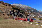 Ge 4/4 II 615 mit einem Engadin Star am 21.10.2018 bei Celerina.