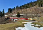 Ge 4/4 II 611 mit einem Regio am 19.03.2016 bei Serneus.