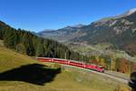 Ge 4/4 II 614 mit einem Regio am 15.10.2017 bei Cavadürli.