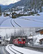 Eine Vergleichsaufnahme aus Klosters Platz: Auf der oberen Aufnahme fährt eine unbekannte Ge 4/4 II im Februar 1981 aus Davos ein, darunter kommt am 01.04.2022 die Ge 4/4 II 623 mit einem RE von Scuol-Tarasp nach Disentis/Muster an. Im Zusammenhang mit dem Bau der 1999 eröffneten Vereinalinie wurde der Bahnhof Klosters Platz umgestaltet, u. a. erhielt er Hochbahnsteige und die eingleisige Brücke über die Landquart wurde durch eine zweigleisige sehr massig wirkende Balkenbrücke mit Fachwerksöffnungen ersetzt.  