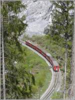 RE1249 von Disentis nach Scuol-Tarasp ist in der Rheinschlucht unterwegs Richtung versam-Safien.