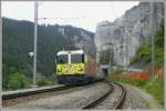 Ge 4/4 II 611  Landquart  zieht den Glacier Express 909 aus der Steinschlaggalerie in den Bahnhof Valendas-Sagogn.
