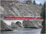 Ge 4/4 II 629  Tiefencastel  mit RE nach Disentis in der Rheinschlucht.