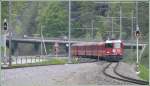 RE1249 nach Ardez erreicht die dienstliche Kreuzungsstation Fuchsenwinkel. Zuglok ist Ge 4/4 II 620  Zernez . (05.05.2009)