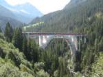 Hier berqueren Lok 629 und eine Schwester das 284 m lange Langwieser Viadukt. Die Brcke war weltweit die erste Eisenbahnbrcke, welche aus Stahlbeton hergestellt wurde. In diesem Jahr wird das knapp 100 Jahre alte Bauwerk renoviert. 19. August 2009.